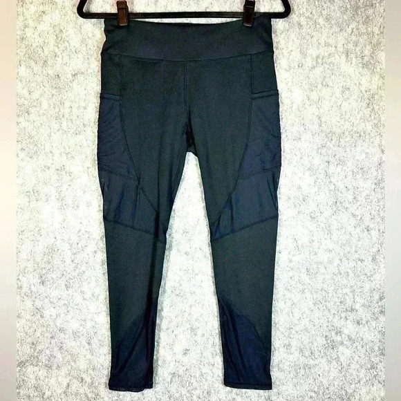 Fabletics Mid-Rise Mesh Powerhold Capri - Small - Picture 2 of 7